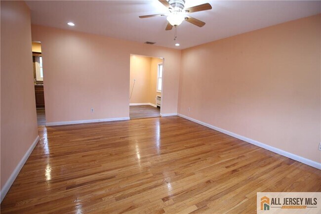 40 Star St in Iselin, NJ - Building Photo - Building Photo
