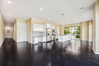 207 Pierce St in Houston, TX - Building Photo - Building Photo