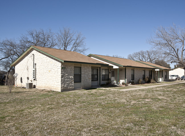 Pecan Creek Apartments in Lampasas, TX - Foto de edificio - Building Photo