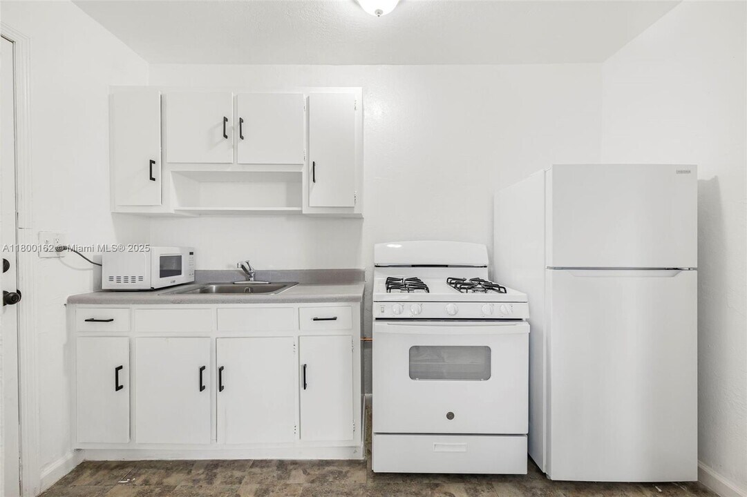 126 SW 18th Ave in Miami, FL - Building Photo
