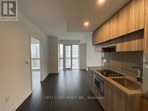 39 Roehampton Ave in Toronto, ON - Building Photo - Building Photo