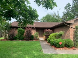 7110 Bannock St in Baytown, TX - Building Photo