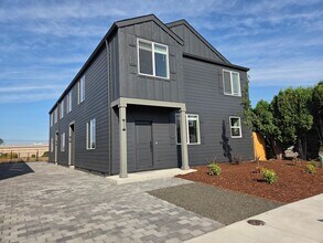 2710 SE Lyon St in Albany, OR - Building Photo - Building Photo