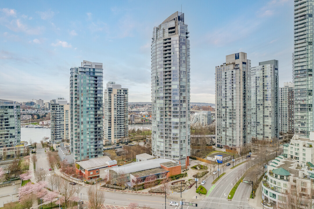 West One in Vancouver, BC - Building Photo