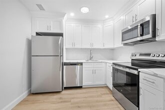 182 Birchwood Rd in Coram, NY - Building Photo - Building Photo