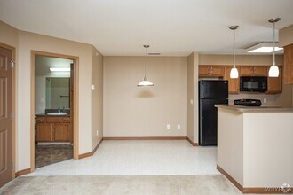 1311 Deer Lakes Dr in Amherst, NY - Building Photo - Building Photo