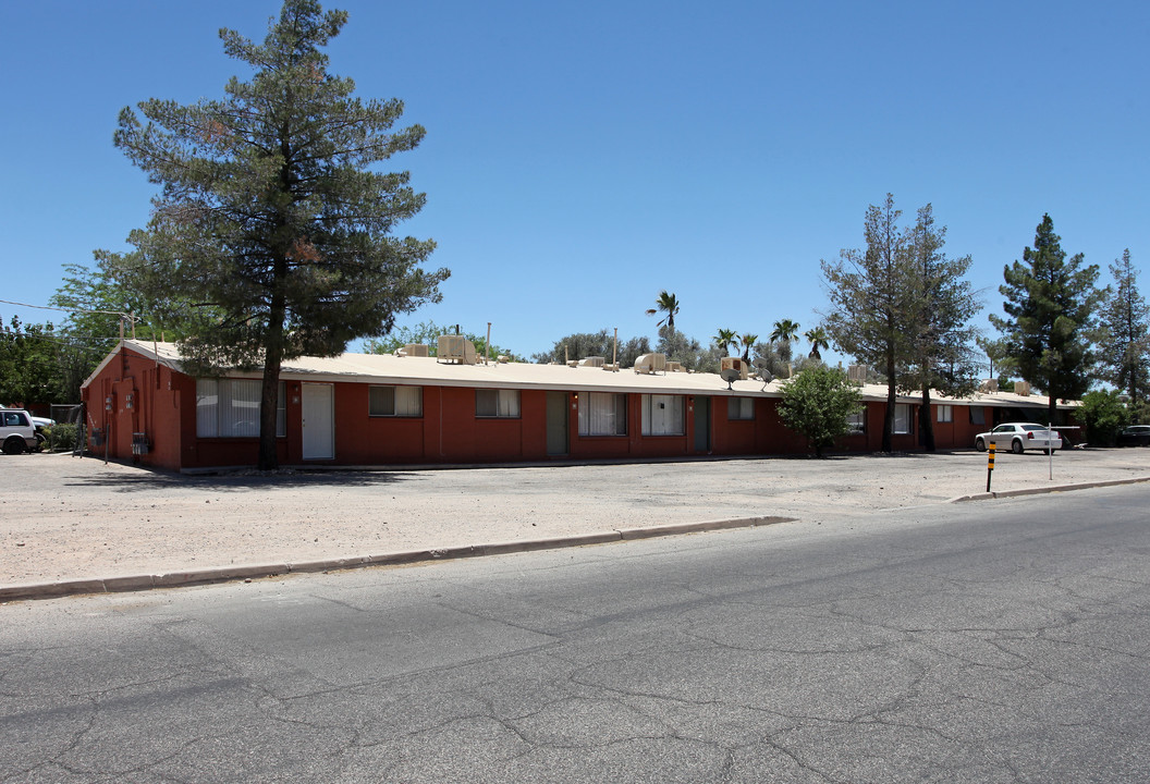 Suncrest Apartments in Tucson, AZ - Building Photo