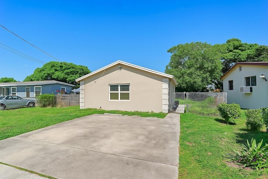1340 W 35th St in West Palm Beach, FL - Building Photo