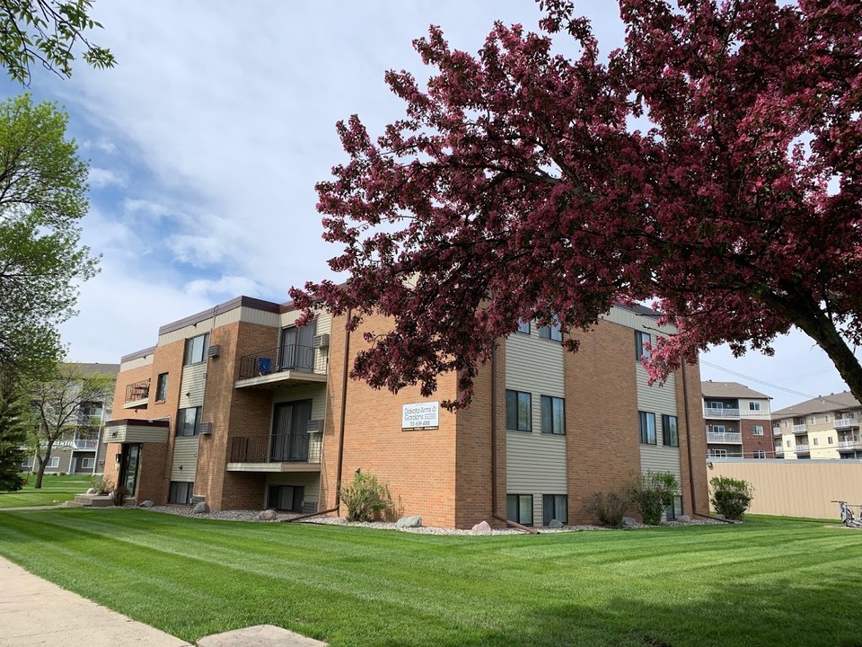 Dakota Arms & Gardens in Fargo, ND - Building Photo