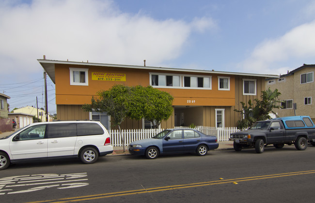 2069 Abbott St in San Diego, CA - Building Photo - Building Photo