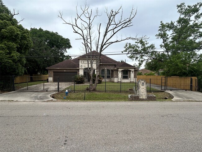 6118 Grapevine St in Houston, TX - Building Photo - Building Photo