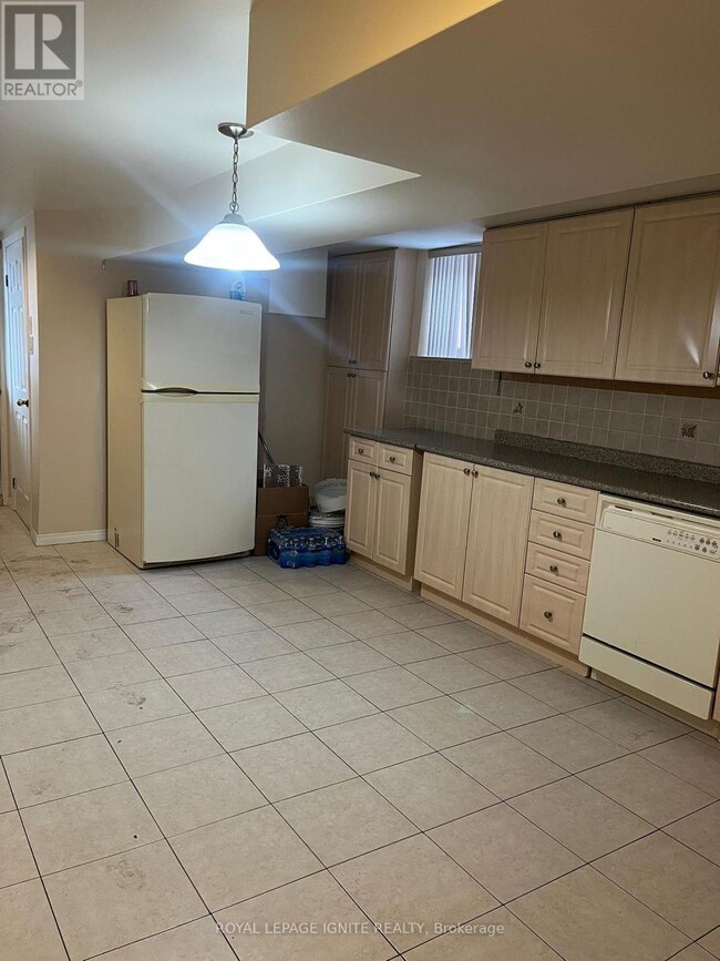 6 Kingsdown Dr in Toronto, ON - Building Photo - Building Photo