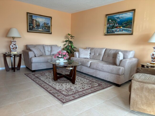 115 Camden E in West Palm Beach, FL - Building Photo - Building Photo