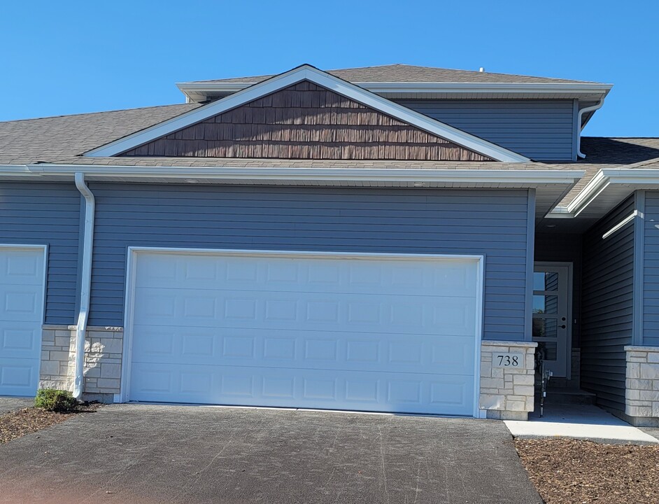 738 Quail Ln in Marengo, IL - Foto de edificio