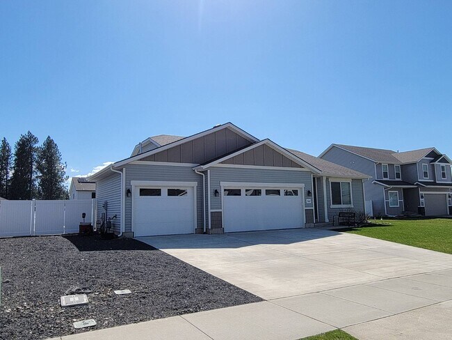 15407 N Renee Ct in Rathdrum, ID - Foto de edificio - Building Photo