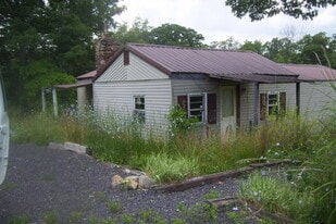 1382 Parkway Dr in Bismarck, MO - Building Photo