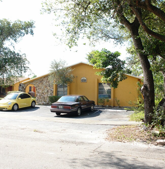 5431-5501 SW 43rd Ter in Fort Lauderdale, FL - Foto de edificio - Building Photo