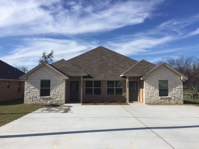 1009 W 2nd St in McGregor, TX - Building Photo