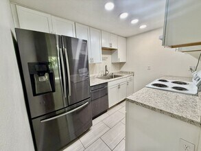 890 Athan Ave in Roseville, CA - Foto de edificio - Building Photo