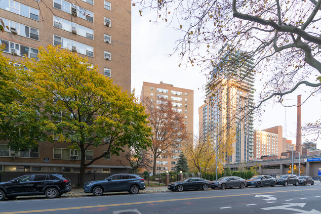 Kingsview Homes in Brooklyn, NY - Foto de edificio - Building Photo