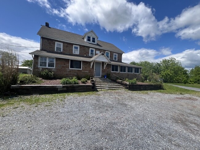 10669 Jonestown Rd in Annville, PA - Building Photo - Building Photo