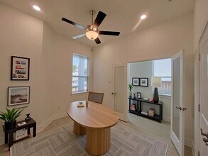 2319 Forest Flower Wy in Tomball, TX - Foto de edificio - Building Photo