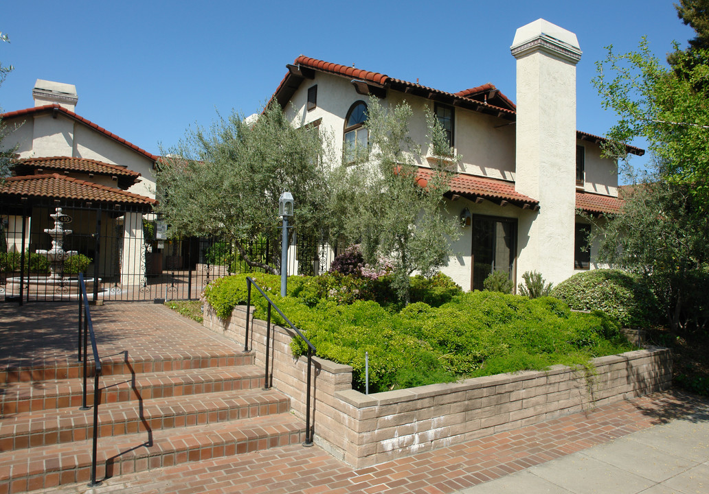 430 Lassen St in Los Altos, CA - Foto de edificio