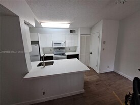2946 S University Dr in Davie, FL - Building Photo