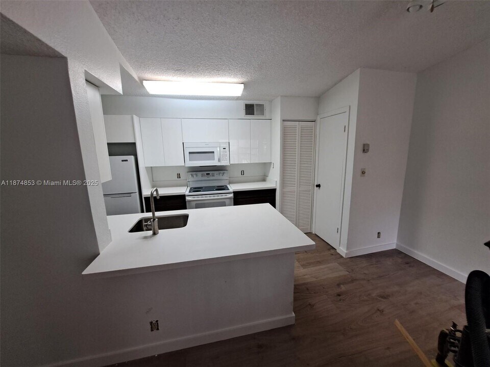 2946 S University Dr in Davie, FL - Foto de edificio