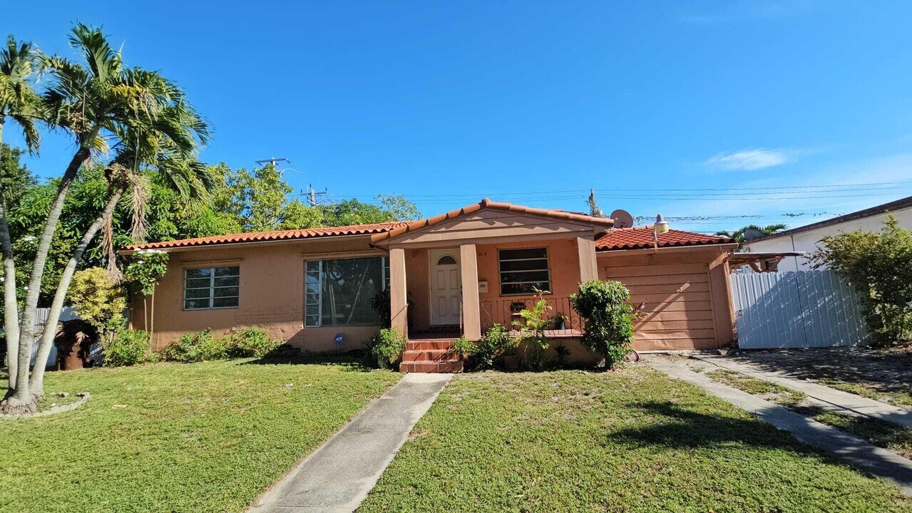 210 W 60th St in Hialeah, FL - Building Photo