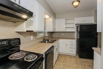 11016 E 51 St S in Kansas City, MO - Foto de edificio - Building Photo