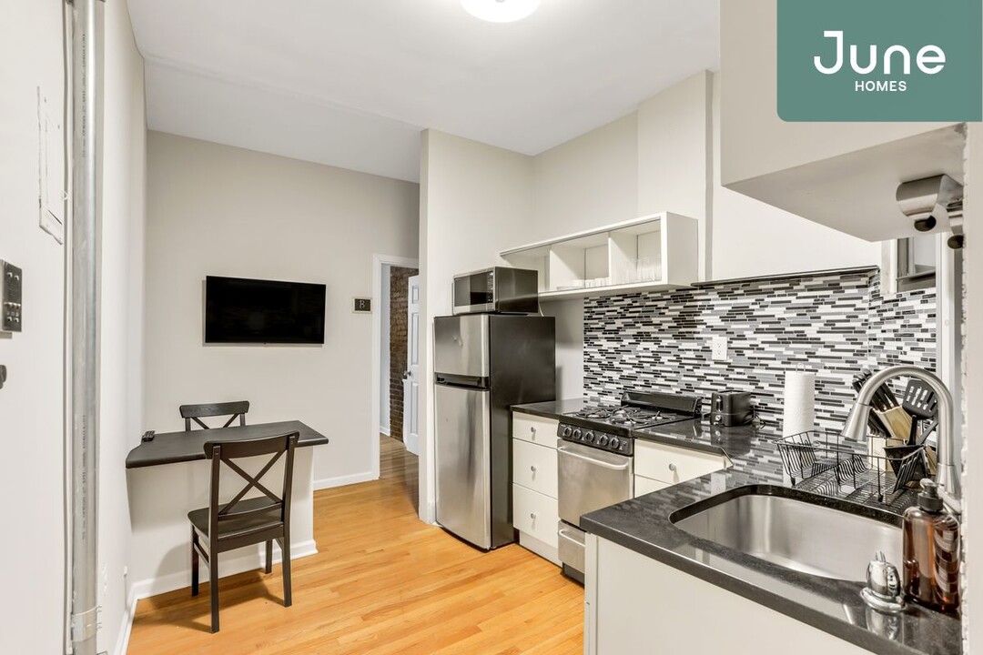 531 W 48th St in New York, NY - Building Photo
