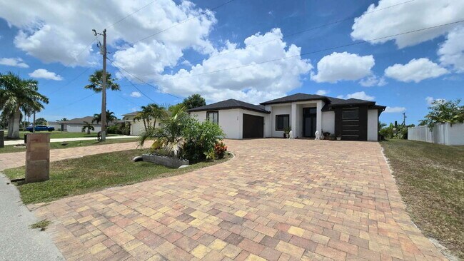 220 NE 8th Pl in Cape Coral, FL - Building Photo - Building Photo