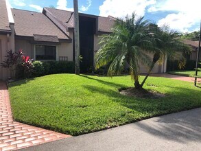 6746 Versailles Ct in Greenacres, FL - Foto de edificio - Building Photo