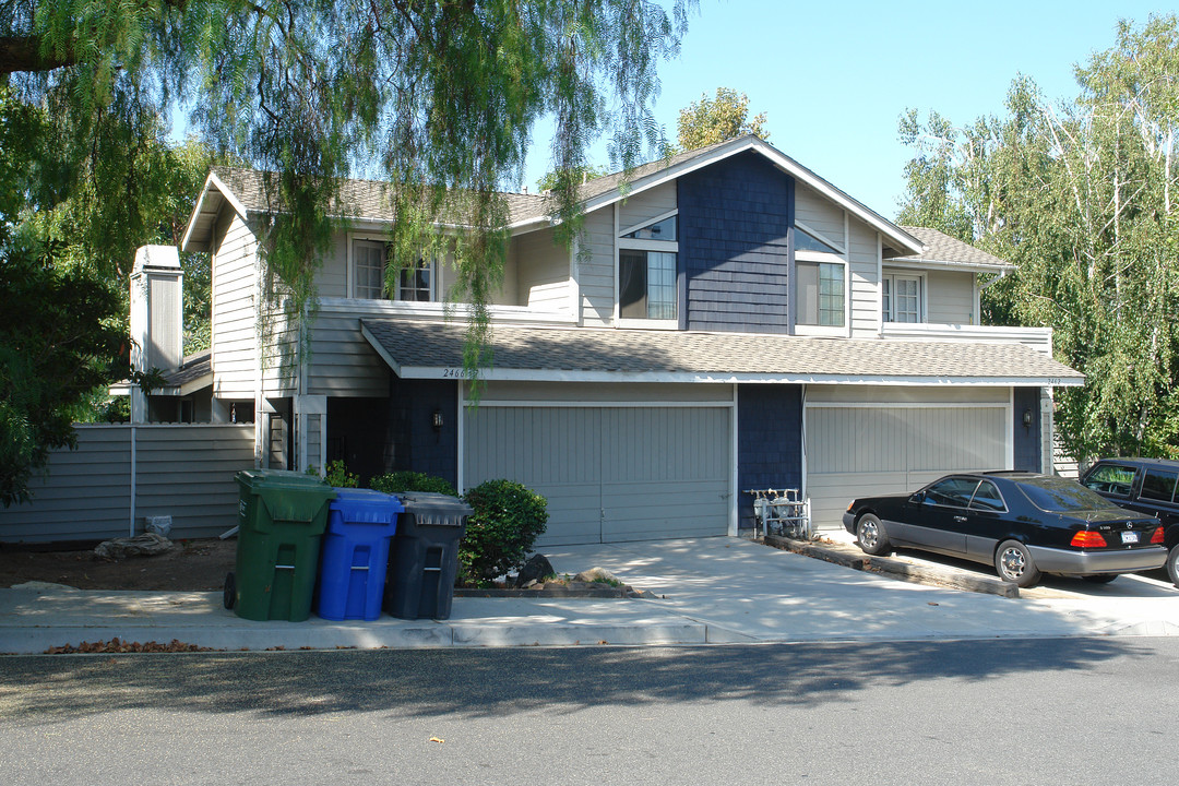 2462 Chiquita Ln in Thousand Oaks, CA - Building Photo