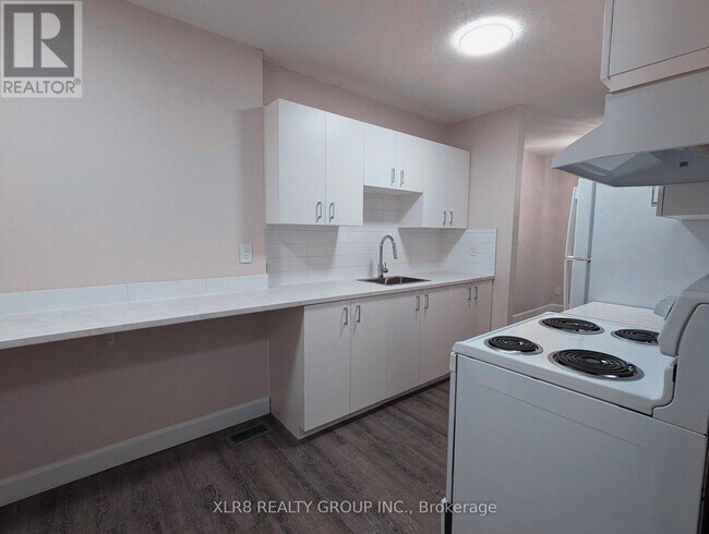 408-408 Miranda Private in Ottawa, ON - Building Photo - Building Photo