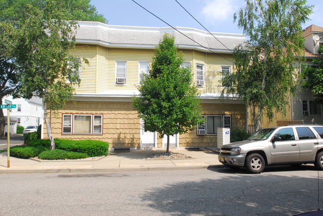 72 Knapp Ave in Clifton, NJ - Foto de edificio - Building Photo