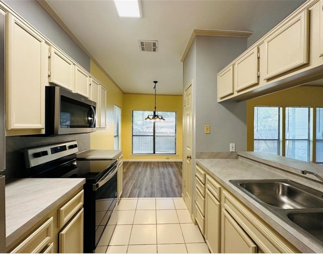 6501 Columbia Oaks Ct, Unit 3B in Austin, TX - Building Photo - Building Photo