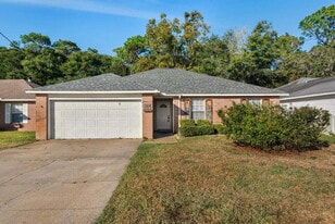 924 Emily Cir in Fort Walton Beach, FL - Building Photo