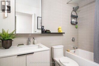 740-740 Dupont St in Toronto, ON - Building Photo - Building Photo
