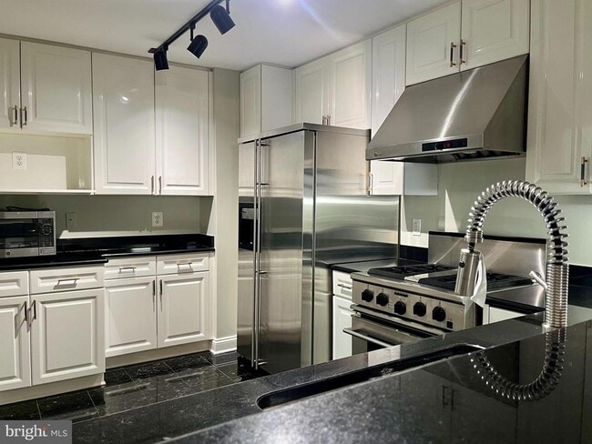 property at 11776 Stratford House Pl