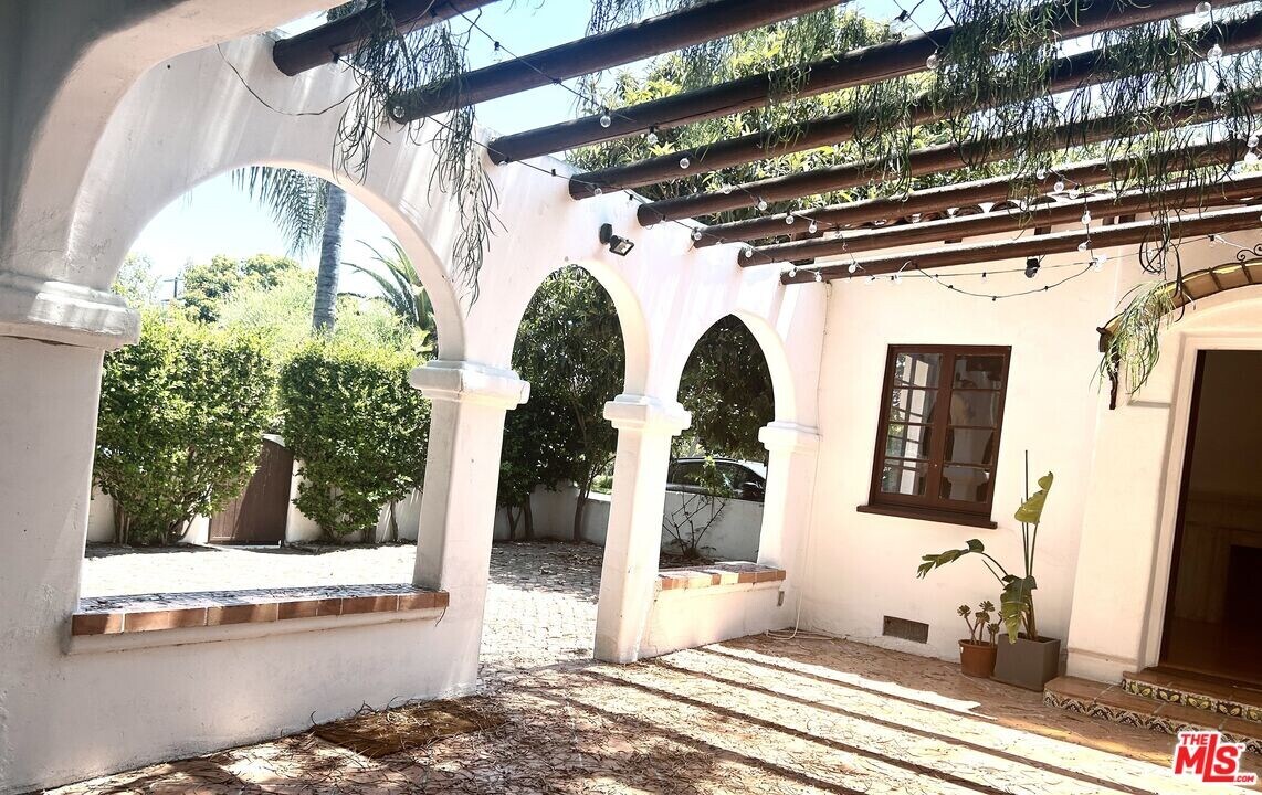 449 N Sweetzer Ave in Los Angeles, CA - Building Photo