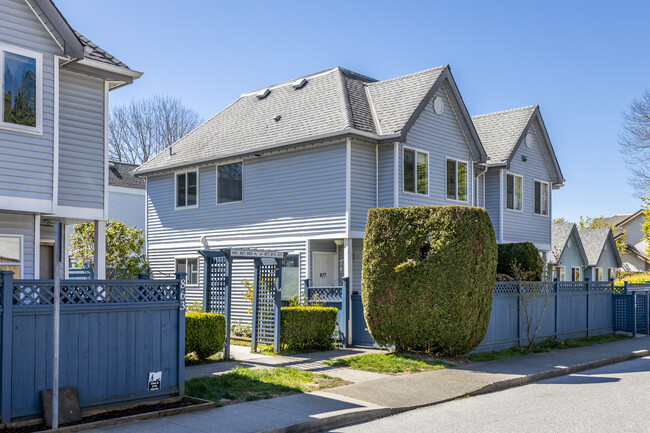 856 Tobruck Av in North Vancouver, BC - Building Photo - Building Photo