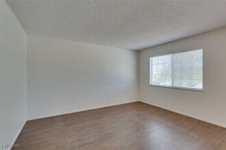 6348 Bristol Way in Las Vegas, NV - Building Photo - Building Photo