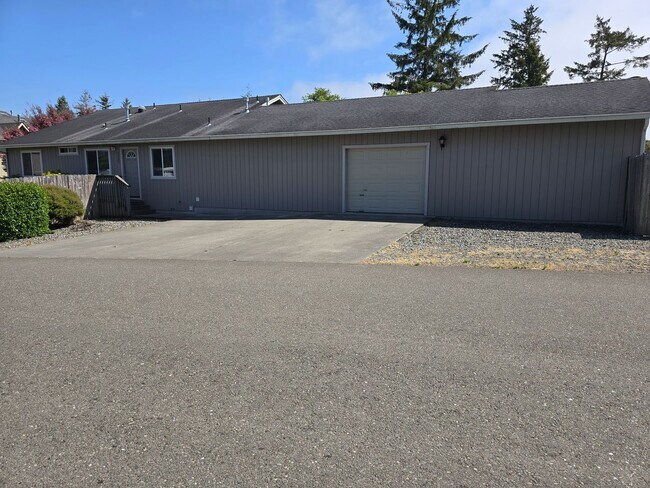 1721 Hideaway Ct-Unit -1 in Mckinleyville, CA - Building Photo - Building Photo