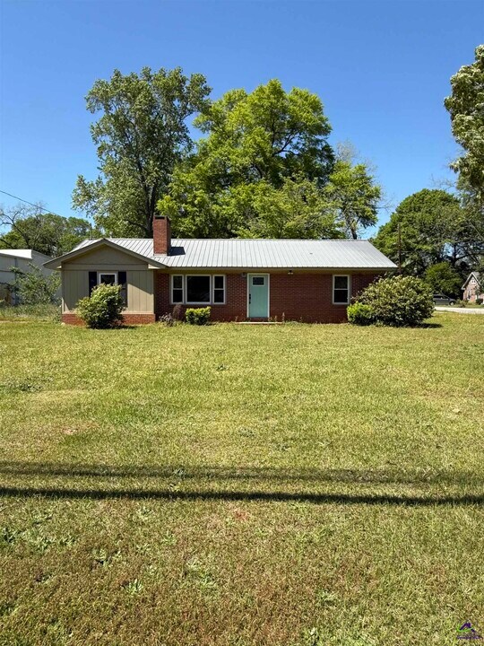 1001 Third St in Perry, GA - Building Photo
