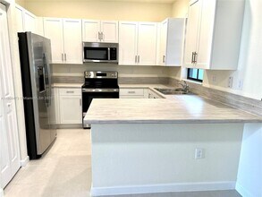 11088 W 33rd Way in Hialeah, FL - Building Photo - Building Photo