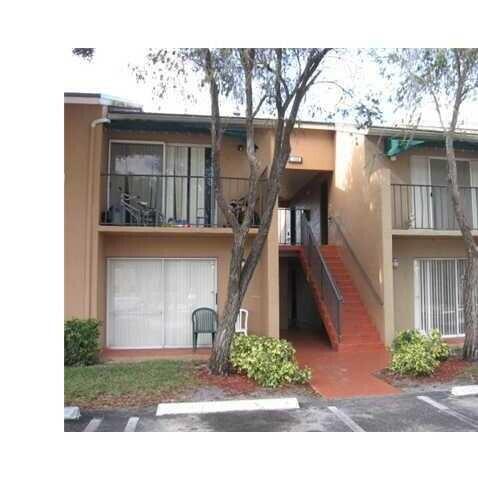 1129 Lake Victoria Dr in Royal Palm Beach, FL - Building Photo