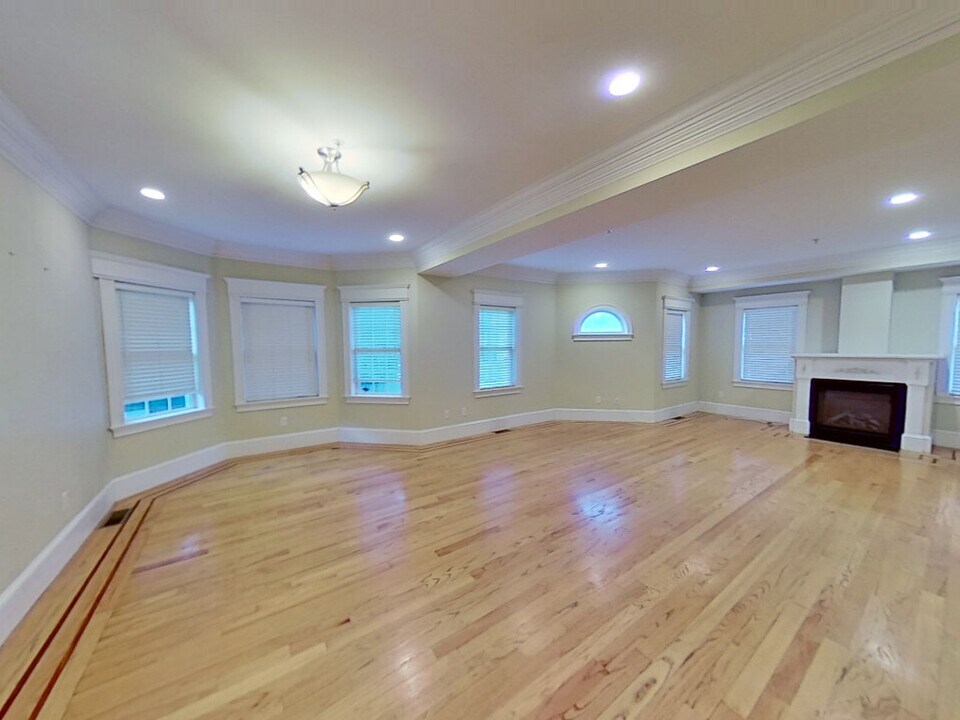95 W 7th St in Boston, MA - Building Photo