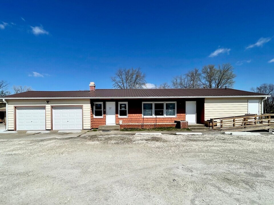 1109 US-61 in Bowling Green, MO - Building Photo
